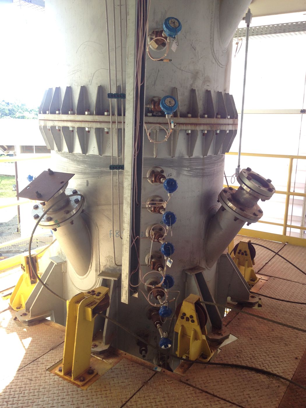 Bubbling fluidized bed gasification reactor for waste tires